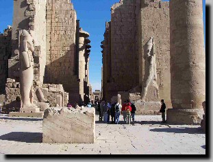 Deuxime pylne, encadr de deux statues colossales de Ramses II.